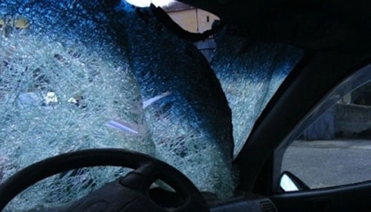 След сблъсък между лек автомобил „ВАЗ“ и товарен автомобил „Мерцедес“ загива шофьора на колата