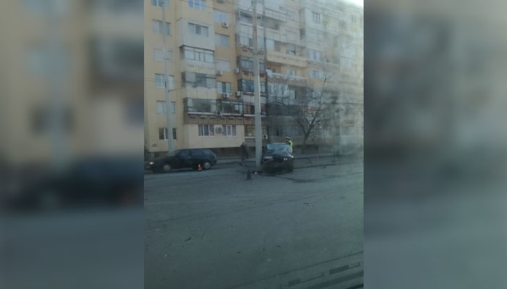 "БМВ" се е блъснало в стълб