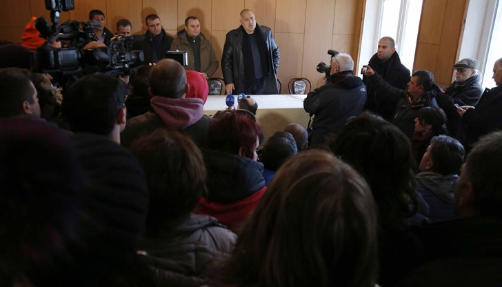 Председателят на Общинския съвет в Хитрино Мустафа Ахмед връчи на премиера решението на местния парламент