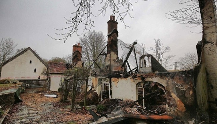 Семейството живяло в къщата само 3 дни преди пожар да я изпепели до основи