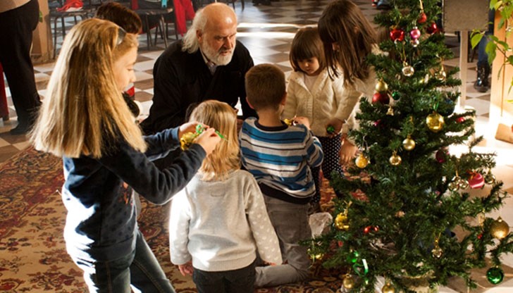 Цялостната коледна украса на храма е в изпълнение на проекта „Един другиму и на Христа целия си живот да отдадем“