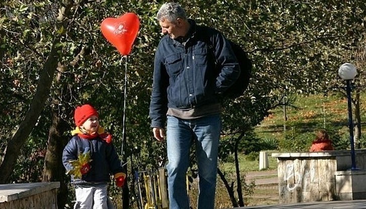 Днешният втори ден на Коледа у нас се отбелязва и като Ден на бащата и родителските грижи на мъжете