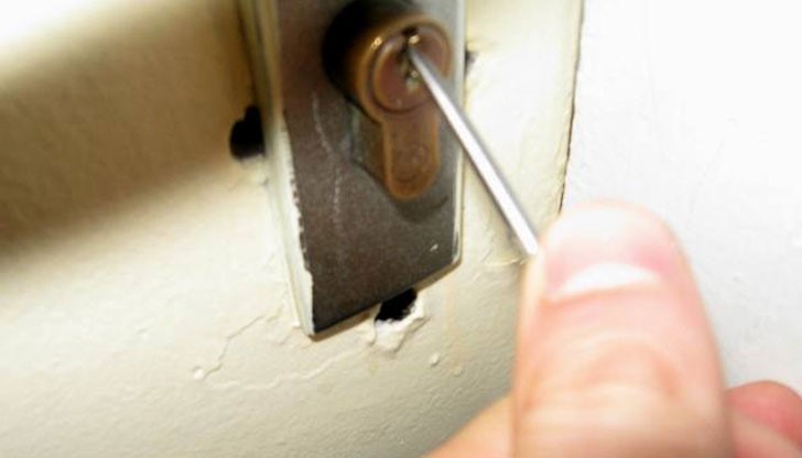 Парите са били съхранявани в две кутии в шкафове в кухнята Парите са били съхранявани в две кутии в шкафове в кухнята