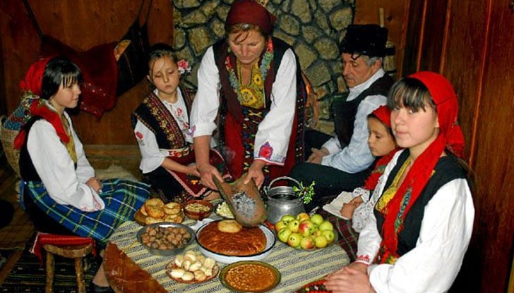 Бъдни вечер е един от най-важните семейни празници, наричан в различните краища на страната Малка Коледа, Кадена вечеря, Вечерня и Неядка