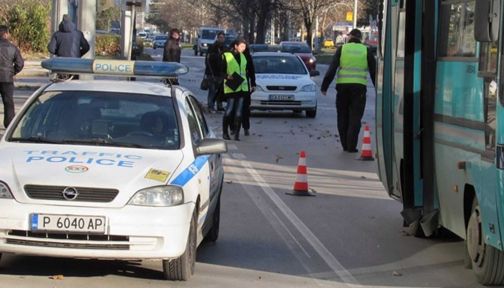 Млад мъж на 26 години пострада тежко, след като бе ударен пред автобусна спирка в Русе
