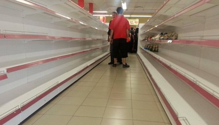 Увеличават се само бензиностанциите и местата за продажба на вестници и книги