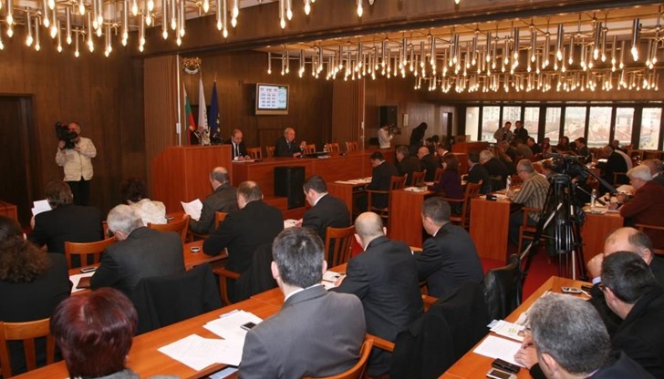 Съставите на групите общинските съветници, които направиха този коледен „подарък“ на русенските граждани Съставите на групите общинските съветници, които направиха този коледен „подарък“ на русенските граждани