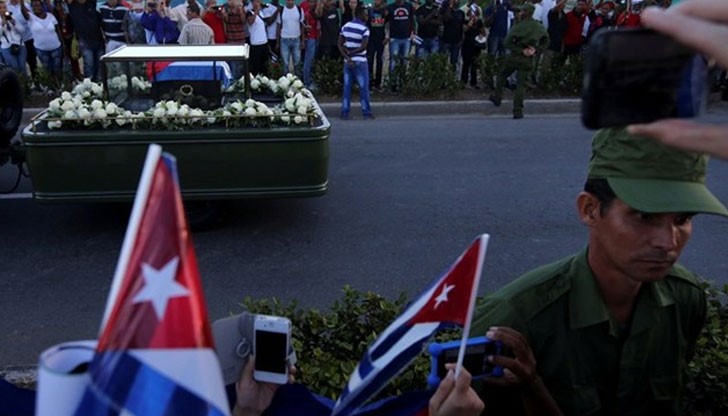 Кастро беше погребан на скромна церемония в тесен семеен кръг