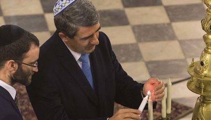 Президенти и Министър Председатели се подписват в траурни книги и с неприкрити от сълзи очи споделят трагедията на Русия, а Плевнелиев се хили в синагогата...