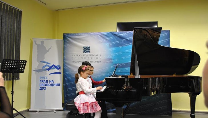 Инструментът е закупен с финансовата помощ на Фондация „Америка за България“, кампанията „Талант без граници“ на Общинска фондация „Русе – град на свободния дух“ и на училището