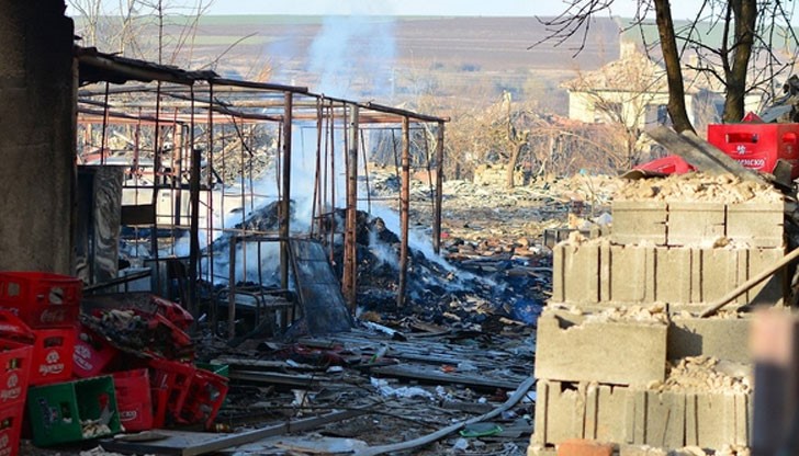 Първоначалната информация бе, че хора няма да се допускат в рамките на 48 часа, но положението се усложни Първоначалната информация бе, че хора няма да се допускат в рамките на 48 часа, но положението се усложни