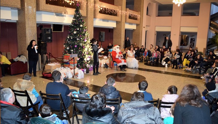 В навечерието на Коледа заедно празнуваха 42 деца със и без специфични потребности