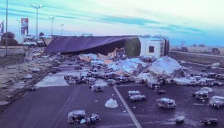 ТИР се е обърнал на магистралата в района на Пловдив ТИР се е обърнал на магистралата в района на Пловдив