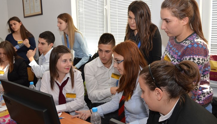 Интересът към състезанието бе огромен. Състезаваха се 230 ученика от 10-12 клас от цялата страна