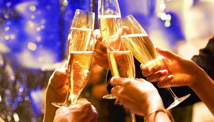 Ние всички сме уморени от изтеклата година и с нетърпение очакваме новата! Ние всички сме уморени от изтеклата година и с нетърпение очакваме новата!