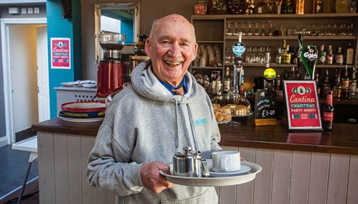 Възрастният мъж е бивш парашутист, ветеран от Втората световна война