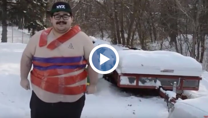 Дебелият американец си е направил жилетка от пиратки и след това ги взривява