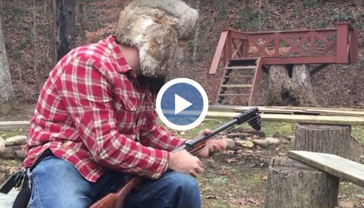 Музикантът извлича необичайни звуци от странния си инструмент, а от време на време произвежда и по някой изстрел