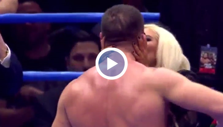 Андреа не успя да сдържи емоциите си и излезе на ринга, за да поздрави любимия си