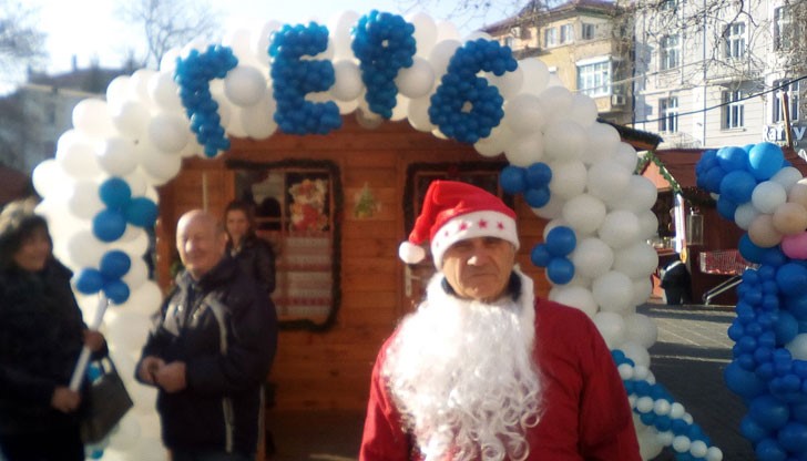 На главната във всеки голям град има разположени къщички на дядо Коледа с надпис Герб На главната във всеки голям град има разположени къщички на дядо Коледа с надпис Герб