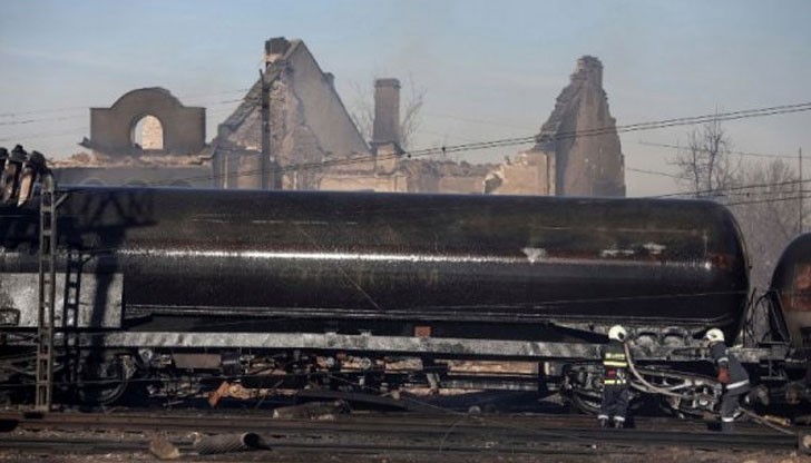 Друга версия за инцидента е, че може да е имало пробив на цистерна, а след това да се е възпламенила искра, която да е запалила целия център на града