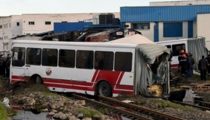 Най-малко петима души загинаха, а над 30 са ранени, след като влак се вряза в обществен автобус близо до Тунис