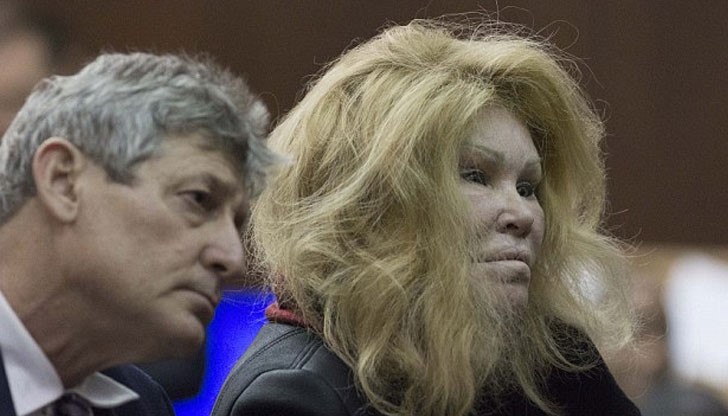 71-годишната жена е известна по целия свят със стремежа си да прилича на котка!