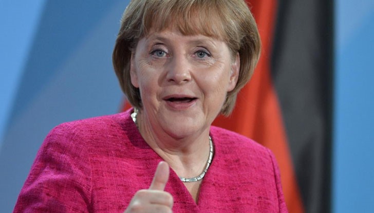 Фрау Меркел вижда спасение в "Дъблинското споразумение за приемане на бежанци", в което се посочва, че бежанците могат да се върнат в "първата страна, в която са пристигнали"