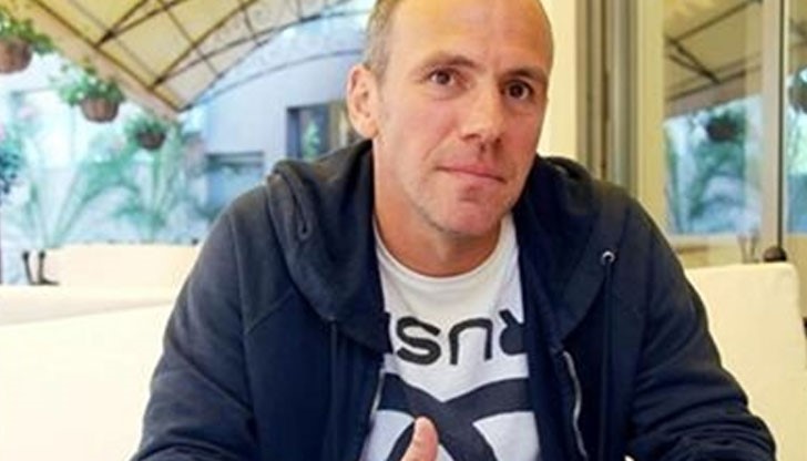 Легендата на българския футбол Радостин Кишишев и двамата му синове – Продан и Димитър са пътували в таксито, което снощи беше пометено от автомобил Легендата на българския футбол Радостин Кишишев и двамата му синове – Продан и Димитър са пътували в таксито, което снощи беше пометено от автомобил