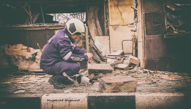 Мирослав работи в пожарната на Велико Търново и един от храбрите огнеборци,