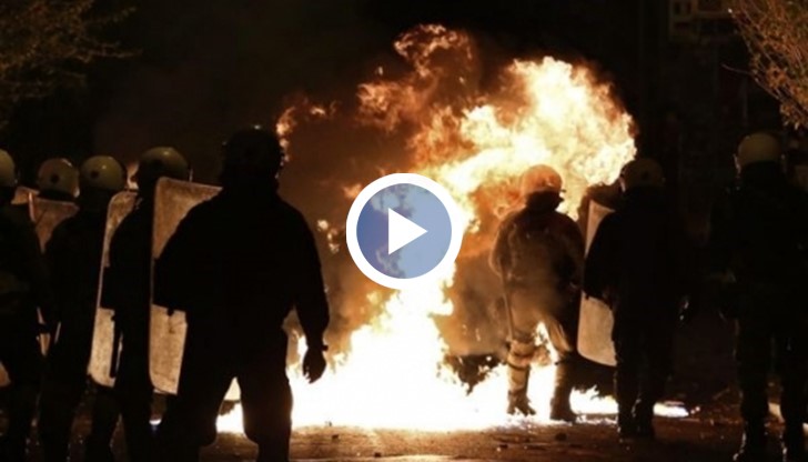 Протестиращи хвърлят коктейли „Молотов” по служителите на реда