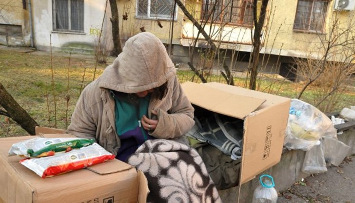 Всички гледат отстрани страданията й, но сякаш са безсилни да сторят нещо