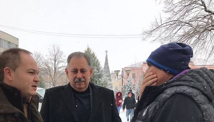 Повече от това не може да се направи – опесъчават, чистят, стотици камиони са на пътя Повече от това не може да се направи – опесъчават, чистят, стотици камиони са на пътя