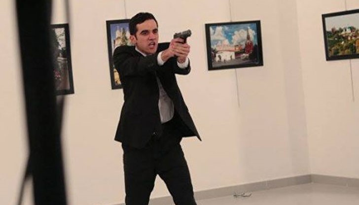 Полицейската карта позволи на младежа да внесе безпрепятствено оръжието си в галерията, където той застреля руския посланик Андрей Карлов в Анкара