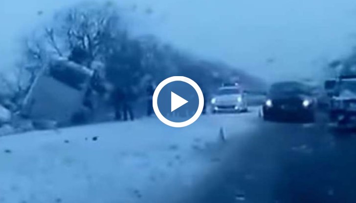 Кадрите от видеото показват, че и двата автомобила са силно повредени