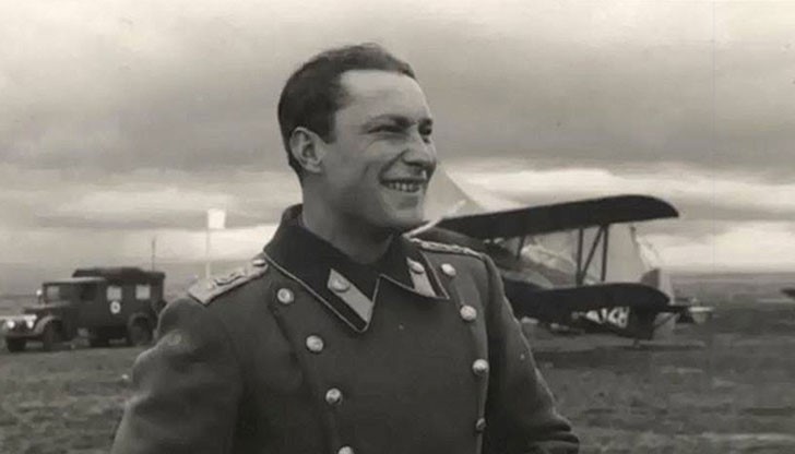 А бе ще се блъснеш и ще свалиш поне един бомбардировач, но няма да му дадеш да мине над тая свещена земя и да я поръси с бомби! А бе ще се блъснеш и ще свалиш поне един бомбардировач, но няма да му дадеш да мине над тая свещена земя и да я поръси с бомби!