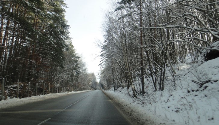 Пътните настилки в цялата страна са предимно мокри, заснежени по усойните места заледени Пътните настилки в цялата страна са предимно мокри, заснежени по усойните места заледени