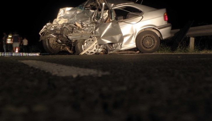 В едната кола е имало 4 човека, а в идващото срещу тях БМВ е бил само шофьорът