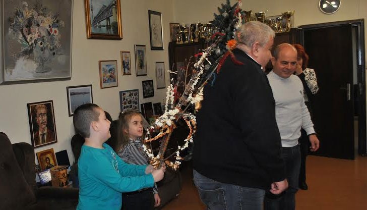 Децата и техните учителки наричаха за здраве, за берекет, за голям бюджет догодина и пълни с дечица училища и градини