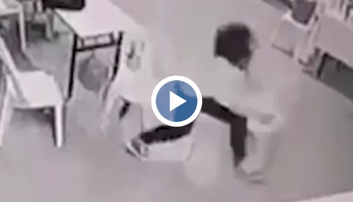 На кадрите от охранителната камера се вижда как жената се бори с невидима сила