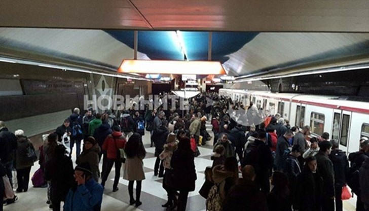 Стотици хора останаха блокирани в метрото