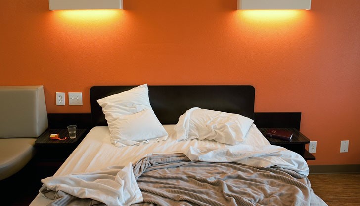 Персоналът по почистване обикновено бърза и рядко дезинфекцира случайни предмети, като например ледарката Персоналът по почистване обикновено бърза и рядко дезинфекцира случайни предмети, като например ледарката