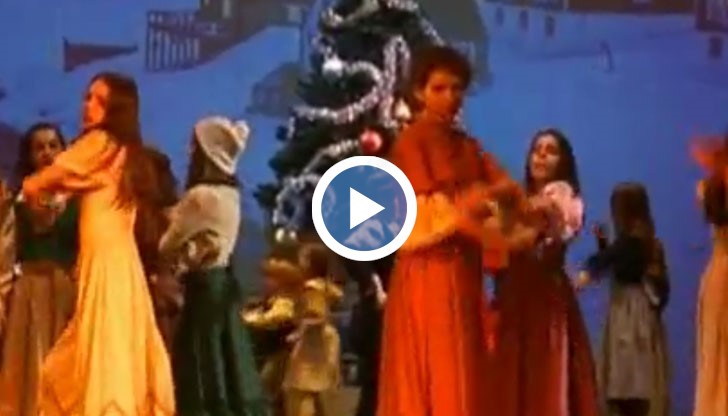 Над 40 деца от Русенската детска опера изпяват приказката за един скъперник, който в крайна сметка отключва сърцето си за коледните чудеса