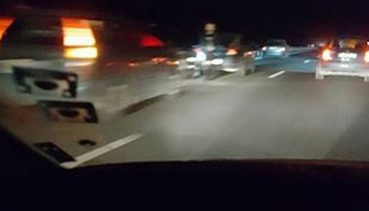 Шест коли се нанизаха, линейки хвърчат към произшествието Шест коли се нанизаха, линейки хвърчат към произшествието