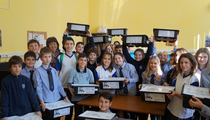 За обучението по роботика в пети клас, вече има 13 комплекта и всеки ученик ще се обучавай на отделен робот