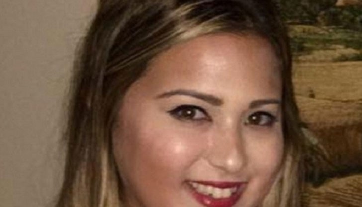 Млада учителка пише оценки за сексуалните умения на ученици