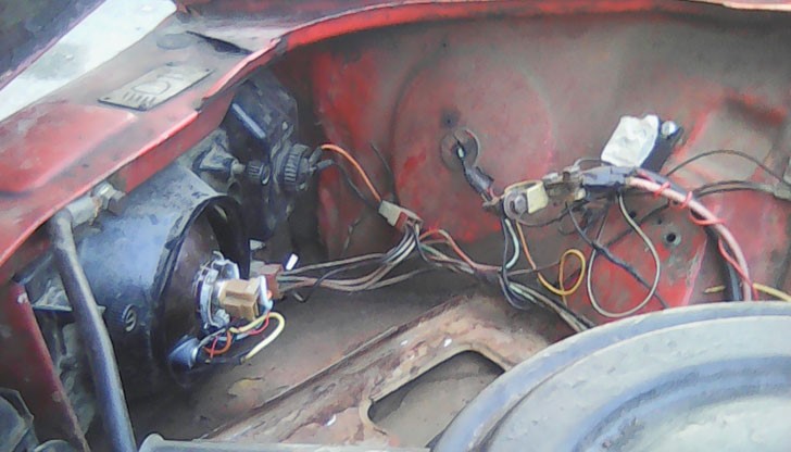 Тази сутрин като слязох и виждам как се е повдигнал предния капак