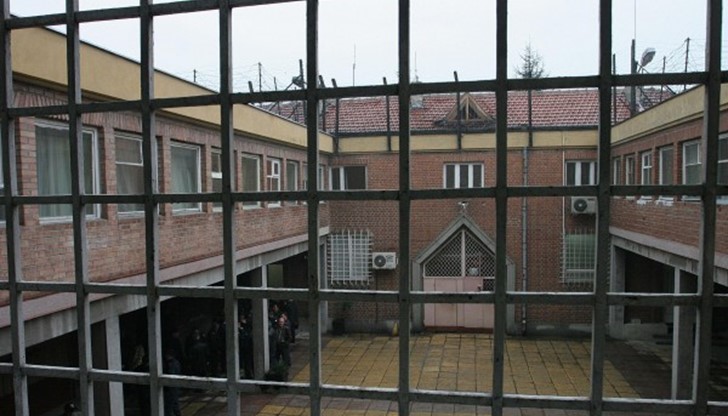 Оплаква се латвиецът, който източи 80 бона от бургаско училище