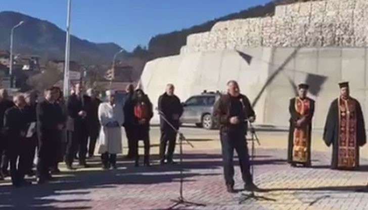 Целият този цирк Борисов разигра по време на рязане на лентичката на недовършения обходен път на Смолян Целият този цирк Борисов разигра по време на рязане на лентичката на недовършения обходен път на Смолян