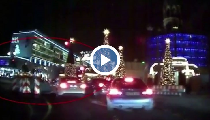 Трагедията от понеделник вечерта, когато терорист отвлече ТИР и го вряза сред посетителите на коледен базар в Берлин, погубвайки 12 души, е била заснета от камера върху таксиметров автомобил